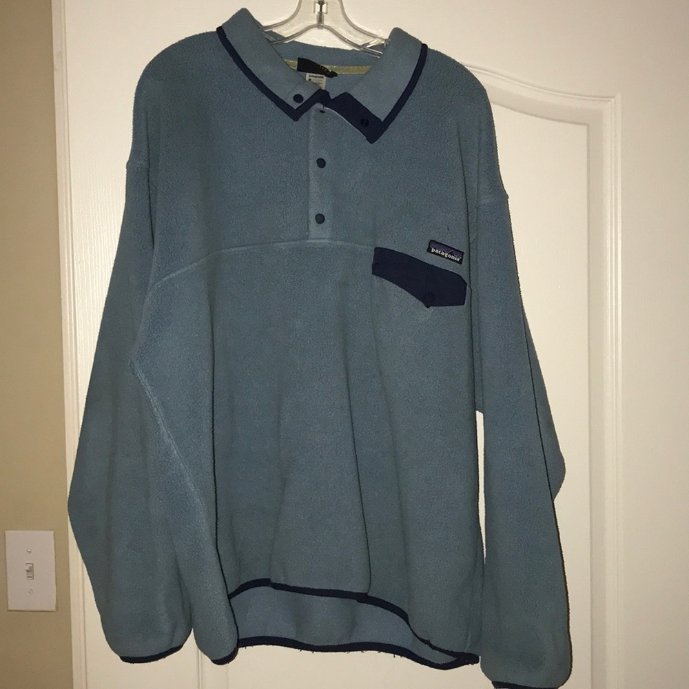 Size XL Patagonia blue pullover with front pocket